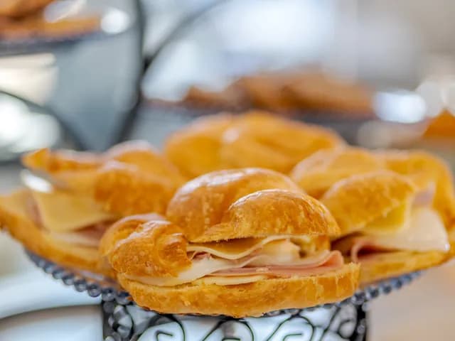 Croissant sándwich de jamón y queso