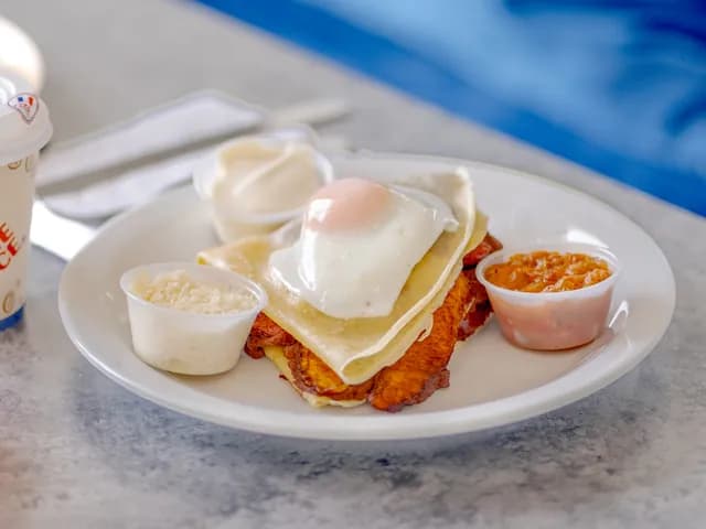 Desayuno con huevo, queso y tortilla