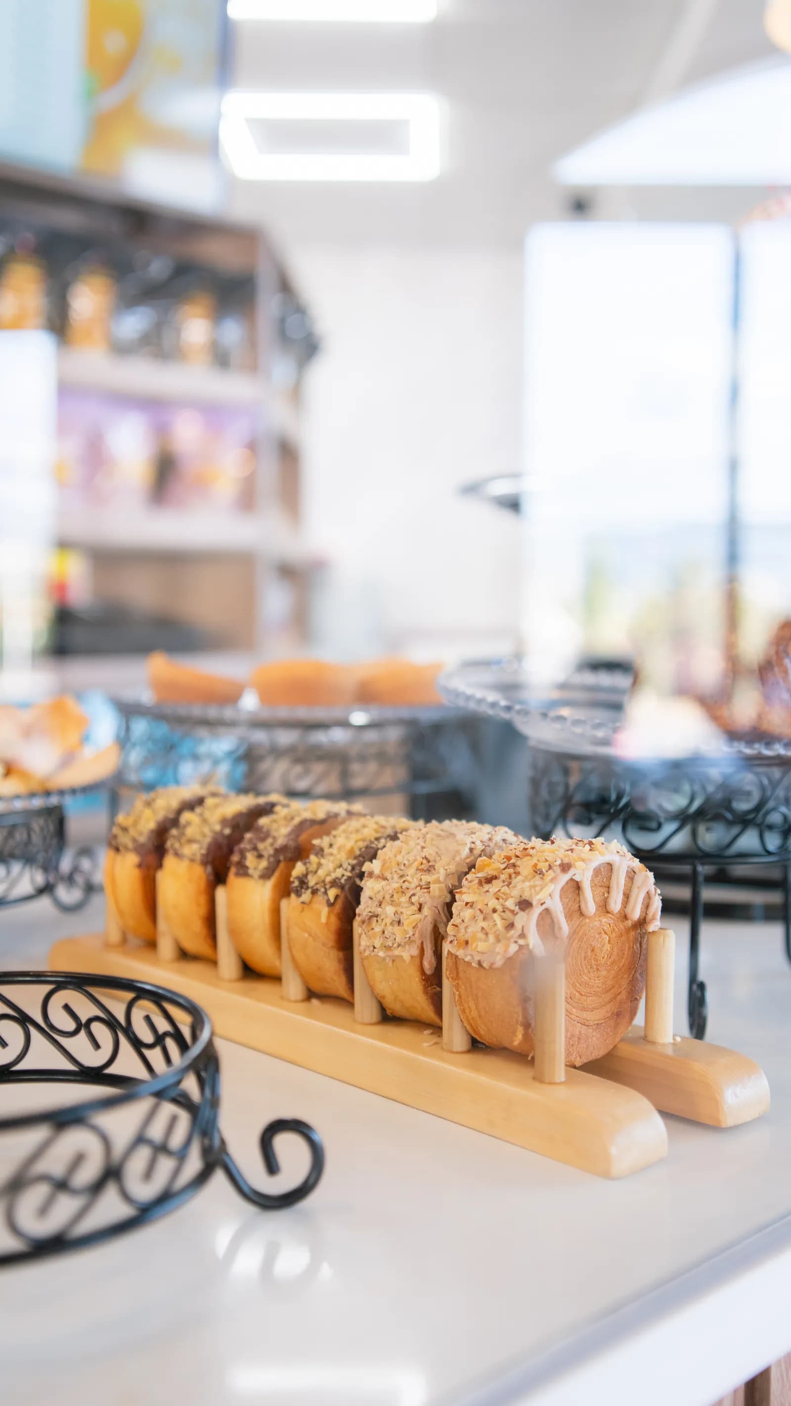 Vitrina y salón de Vie de France en El Trapiche
